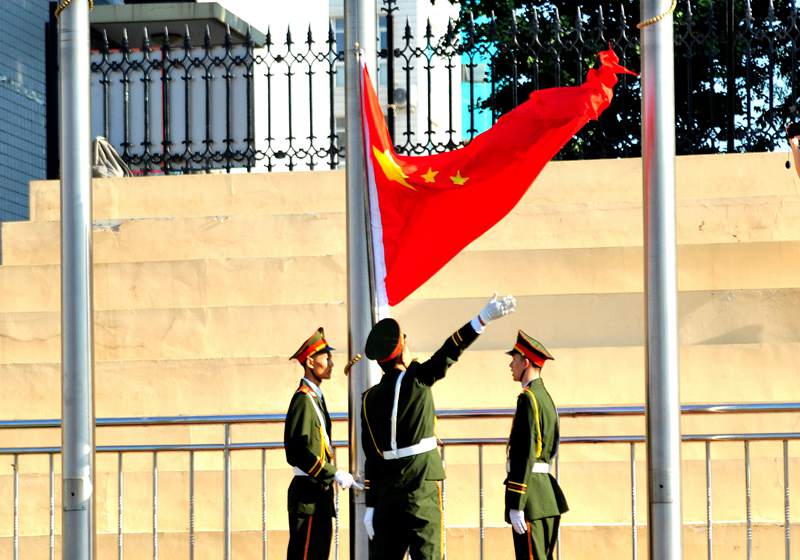 我校举行"同升国旗 共唱国歌"师生开学第一课活动