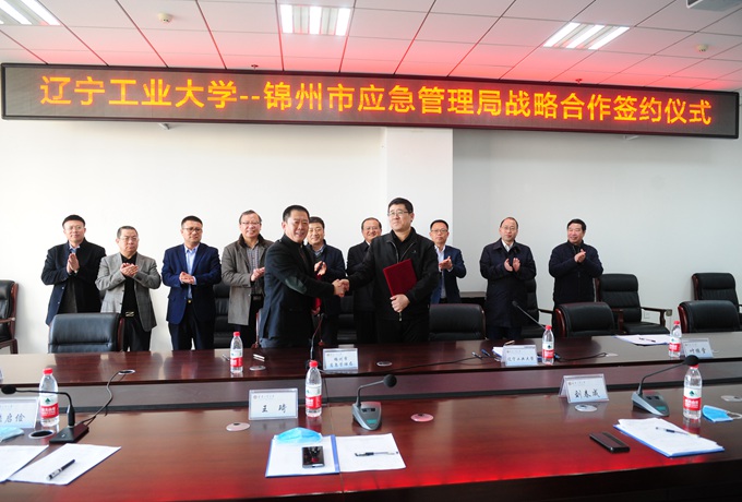 李卫民副校长,杨立东局长分别代表所在单位在合作协议上签字.